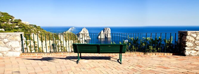 Trip Schweden Reiseland - Capri ist eine blühende Insel mit weißen Gebäuden, die einen schönen Kontrast zum tiefen Blau des Meeres bilden. Die durchschnittlichen Frühlings- und Herbsttemperaturen liegen bei etwa 14°-16°C, die besten Reisemonate sind April, Mai, Juni, September und Oktober. Auch in den Wintermonaten sorgt das milde Klima für Wohlbefinden und eine üppige Vegetation. Die beliebtesten Orte für Capri Ferien, locken mit besten Angebote für Hotels und Ferienunterkünfte mit Werbeaktionen, Rabatten, Sonderangebote für Capri Urlaub buchen.