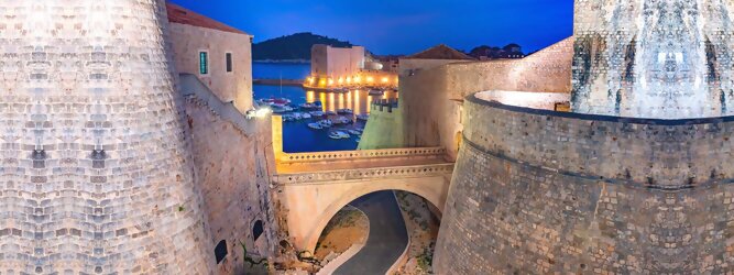 Trip Schweden Stadt Urlaub - Dubrovnik - Einen Wahnsinns Panoramablick hat man von Dubrovniks Hausberg Srd. Empor geht’s ganz easy und entspannt, minutenschnell mit der Luftseilbahn. Für begeisterte GOT-Fans empfiehlt sich die speziell geführte Game-of-Thrones-Tour zu den bekanntesten Drehorten und Schauplätzen der erfolgreichen Kultserie, der Eiserne Thron ist auf der kleinen idyllischen Insel Lokrum zu bestaunen. Die beliebtesten Orte für Dubrovnik Ferien, locken mit besten Angebote für Hotels und Ferienunterkünfte mit Werbeaktionen, Rabatten, Sonderangebote für Dubrovnik Urlaub buchen. Reisedaten eingeben und Hotel Flug Mietwagen Attraktionen Taxis für eine Dubrovnik Reise flexibel buchen. Sollten sich die Pläne ändern, sind viele der Unterkünfte und Zimmer in Dubrovnik kostenfrei stornierbar.