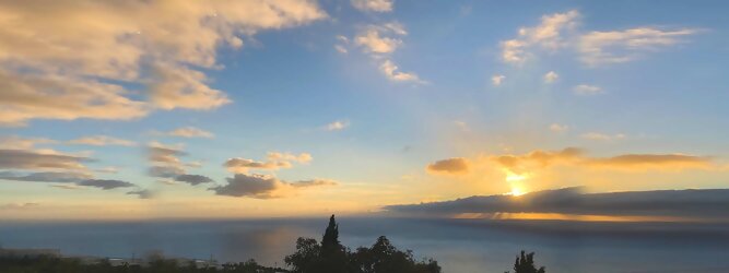 Trip Schweden Insel Urlaub - La Palma macht ihrem Beinamen, die Schöne, alle Ehre. Das Kleinod im Atlantik erstrahlt in sattem Grün, verziert mit hübschen landestypischen Villen in den weit gestreuten Dörfern, eingerahmt von weichen Wellen des dunkelblauen atlantischen Ozeans, am Himmel ziehen malerische Formationen, bauschiger weißer Schäfchenwolken. Eine Bilderbuchidylle zum Verlieben. Die beliebtesten Orte für La Palma Ferien, locken mit besten Angebote für Hotels und Ferienunterkünfte mit Werbeaktionen, Rabatten, Sonderangebote für La Palma Urlaub buchen. Reisedaten eingeben und Hotel Flug Mietwagen Attraktionen Taxis für eine La Palma Reise flexibel buchen. Sollten sich die Pläne ändern, sind viele der Unterkünfte und Zimmer auf La Palma kostenfrei stornierbar.