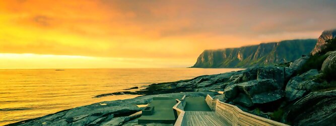 Trip Schweden Reiseland Norwegen – Schwindelfrei auf Preikestolen – die spektakuläre Felskanzel erhebt sich als steile Plateauklippe über dem Lysefjord. Die Aussicht über den Fjord ist atemberaubend, schwindelfrei sein ist Voraussetzung. Es lohnt sich auf jeden Fall, schon mitten in der Nacht aufzustehen, um den magischen Moment des überwältigend schönen Sonnenaufgangs mitzuerleben, grandios wie sich die ersten Sonnenstrahlen in den steilen Felswänden verfangen und die Bergmauern zum Leuchten bringen. Dieser Augenblick inspiriert zur Demut und Dankbarkeit. Die beliebtesten Orte für Ferien in Norwegen, locken mit besten Angebote für Hotels und Ferienunterkünfte mit Werbeaktionen, Rabatten, Sonderangebote für Norwegen Urlaub buchen.