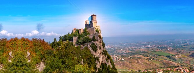 Trip Schweden Urlaubsdestination - San Marino – Hol ihn dir – den heißbegehrten Einreise-Stempel von San Marino. Nimm deinen Reisepass, besuche die örtliche Tourismusbehörde, hier wird die kleine Trophäe in dein Reisedokument gestempelt, es sieht gut aus und ist eine supertolle Urlaubserinnerung. Dieses neue Trendy-Reiselust-Souvenir passt ausgezeichnet zu den anderen außergewöhnlichen Stempeln deiner vergangenen Reisen. San Marino ist ein sehr interessanter Zwergstaat, eine Enklave, vollständig von Italien umgeben, eine der ältesten bestehenden Republiken und eines der reichsten Länder der Welt. Die beliebtesten Orte für Ferien in San Marino, locken mit besten Angebote für Hotels und Ferienunterkünfte mit Werbeaktionen, Rabatten, Sonderangebote für San Marino Urlaub buchen.